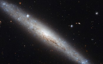 Hubble montre la galaxie NGC 4183