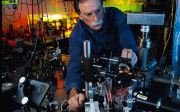 Le prix Nobel de physique pour Serge Haroche et David Wineland