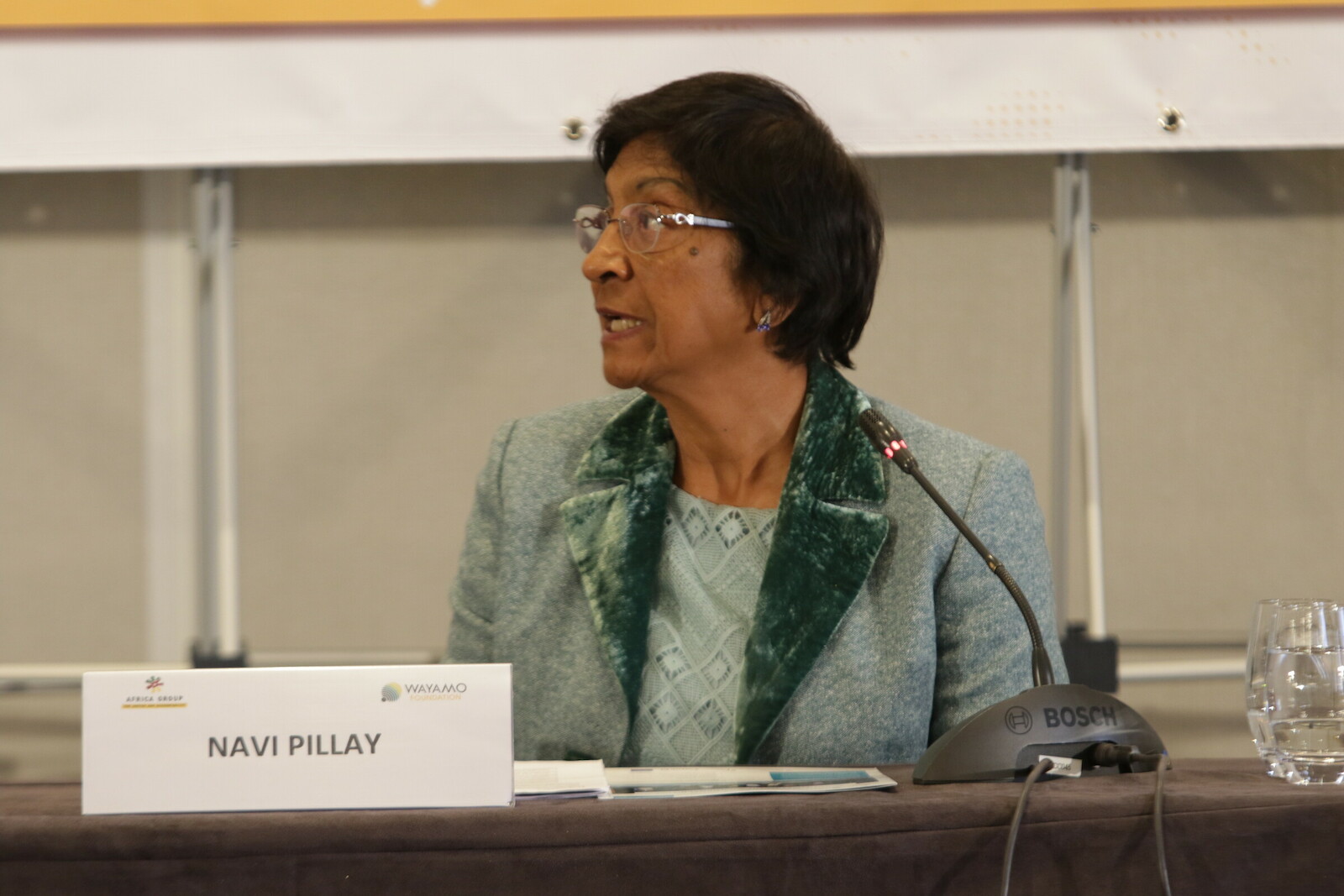 Navi Pillay assise à une table lors d’un événement de la Wayamo Foundation en 2018