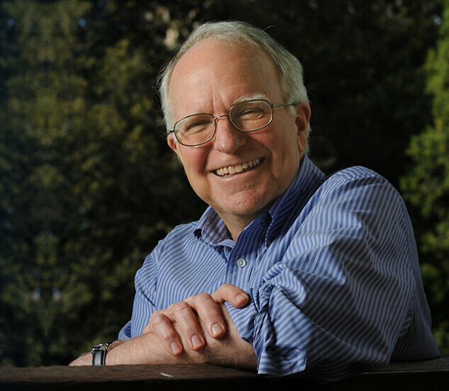 Portrait photographique de l’économiste Robert E. Hall en 2005